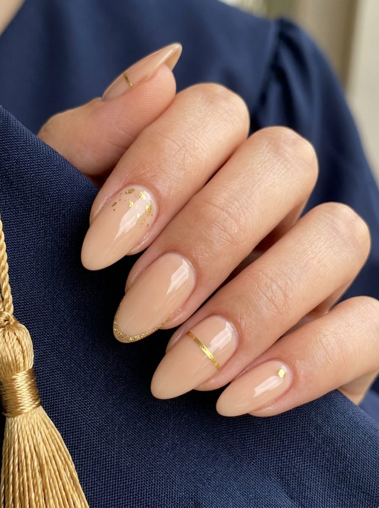 Nails_with_gold_accents_Fille vibe